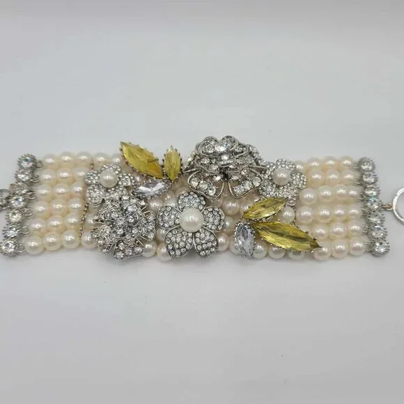 Betsey Johnson Stunning Clear Crystal Flower Pearl Bracelet NWOT! - Picture 2 of 14